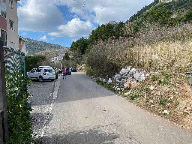 Urbanisiertes Grundstück mit Meerblick zu verkaufen – Budva, Lazi